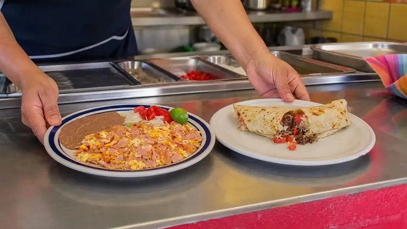 Platillos de La Poblanita servidos en el mostrador