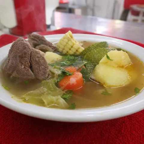 Caldo de res recién servido