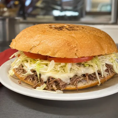 Torta grande de deshebrada con queso y repollo